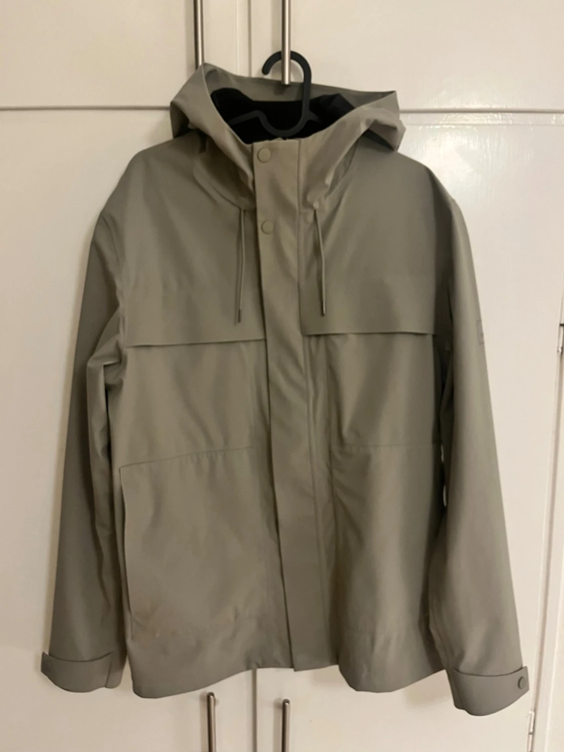 Ljusgrön regnjacka från RAINS - 4