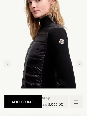Svart Cardigan från Moncler - Säljer nu denna snygga moncler cardigan🩷nypris 11 000 priset är diskuterbart vid snabb affär!