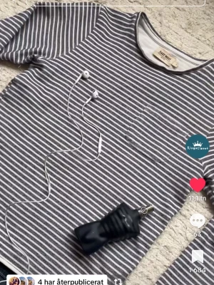 RANDIG LÅNGÄRMAD TRÖJA - En extremt snygg randig tröja med perfekt passform som inte säljs längre! Lite högre pris då jag gärna behåller den om den inte säljs. Burit denna i andra annonser där många efterfrågat tröjan så jag tänkte att jag slänger upp en annons! Storlek S men passar XS, helt perfekt passform! Hör av dig vid frågor.