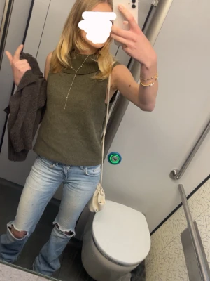 Stickad ärmlös topp från Zara - Jätte snygg tröja ifrån Zara. Bara använd 1-2 gånger så den är i väldigt bra skick.