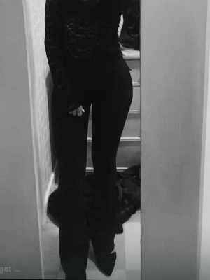 Svarta bootcut byxor med fickor - Mycket bra skick! 