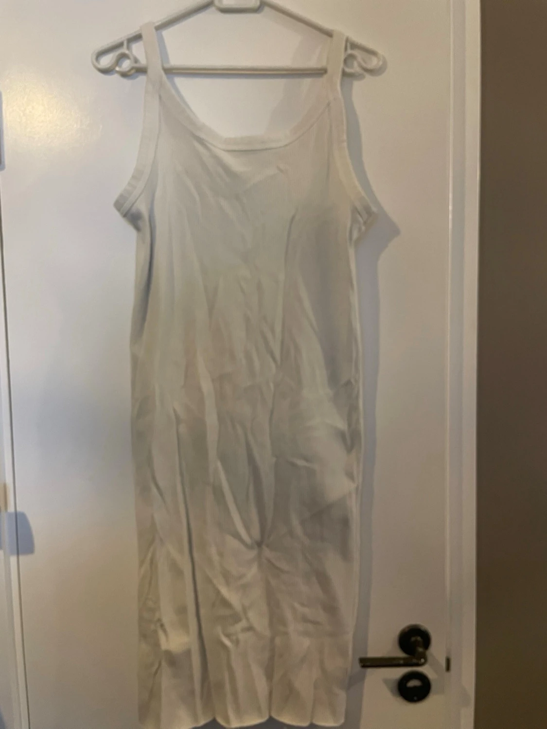 Vit långklänning med breda axelband