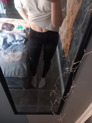 Svarta tights från Energetics - Svarta tights från Energetics i storlek S med DRYPLUS-material som andas. Byxorna har en tight passform och en liten dragkedja på baksidan. Perfekta för träning eller chill. Snygg och enkel design.