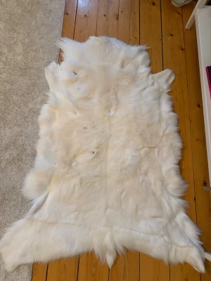 Svenskt oanvänt renskinn, nytt från Jokkmokk. - Nytt och oanvänt renskinn från Jokkmokk. Fäller ej då det är fryst vid rätt tidpunkt. Mjölberett, ska den användas mycket utomhus rekommenderar jag att du drar med kokt linolja med en svamp på undersidan. Måtten finns angivna på bilderna.