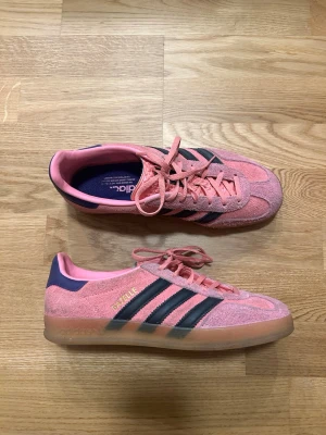 Adidas Gazelle rosa sneakers - Säljer ett par Adidas Gazelle sneakers i rosa mocka. De är knappt använda, max 3 gånger, och därmed i superfint skick. Nypris cirka 1500kr. 