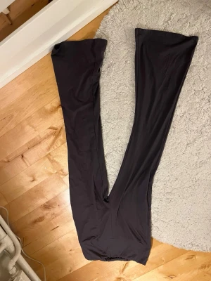 Yogapants - Materialet är mjukt och stretchigt, vilket gör dem sköna att ha på sig. Perfekta för dig som gillar en retrovibe och vill ha ett par byxor som sticker ut.
