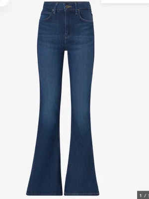 Lee flare jeans - Snygga mörkblå jeans med flare. Klassisk femficksmodell med knapp och dragkedja framtill. Jeansen har en smickrande passform och är tillverkade i ett stretchigt denimtyg som ger både stil och komfort. Från Lee. Lite slitna längst ner men inget man tänker på när man har på sig dem. Köpta för 1000kr.