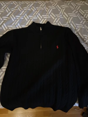 Stickad tröja - Storlek XL men passar mig som vanligtvis bär L. Det är en slimfit variant. Jag är 185cm o väger 85