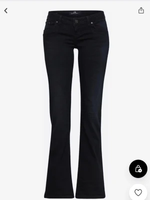 Svarta bootcut jeans från LTB - Snygga svarta jeans från LTB med bootcut passform och mörkblå/ nattblå färg. Dem passar tyvärr inte mig längre !!