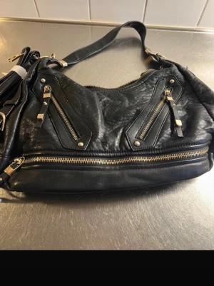 Cool väska - Super cool väska köpt secondhand, är i okej skick då den börjat flagna, skriv privat för fler bilder! 