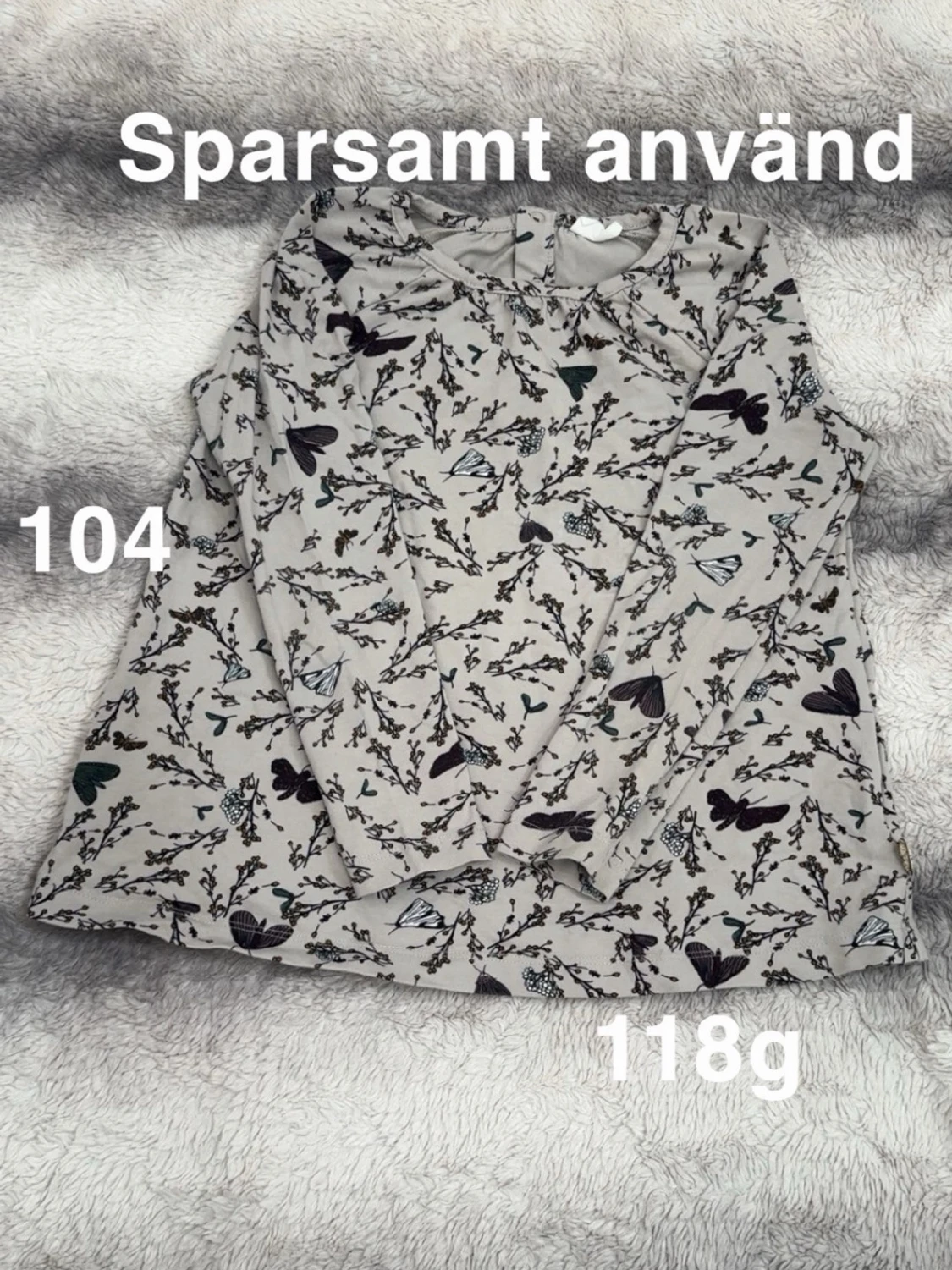 Blommig långärmad topp med fjärilar