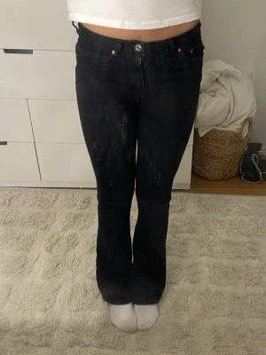 Svarta bootcut jeans - Säljer ett par svarta bootcut jeans från Gina! Superfina men tyvärr lite för små för mig 💞💞fint skick och inga större tecken på användning💘