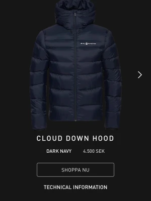 Mörkblå dunjacka från Sail Racing - Säljer en mörkblå pufferjacka från Sail Racing i storlek small. Jackan har huva, dragkedja framtill och diskret logga på bröstet. Fylld med ansvarsfullt dun (700 fill power) för extra värme. Perfekt för kalla dagar och riktigt snygg look. Knappt använd men säljer då den blivit för liten. 