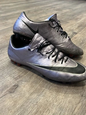 Nike mercurial vapor 10 - Säljer ett par sällsynta Konstrgräss Nike mercurial vapor 10 skor. Skriv för fler bilder och prisförslag!