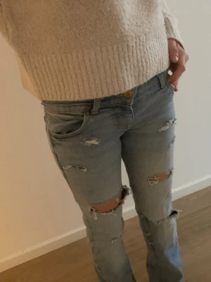 Ljusa ripped jeans från Bershka - Säljer ett par bootcut ljusblå jeans från Bershka och har hål,de är jätte sköna och snygga med olika hål. Ja säljer de för att de är för små men de är skit snygga! Tar nästan vilket pris som helst❤️❤️