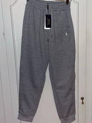 Grå mjukisbyxor Polo Ralph Lauren M - Grå mjukisbyxor från Polo Ralph Lauren i storlek M, passar även S. Byxorna är helt ny och aldrig använda. Skriv vid funderingar! ✌️✌️