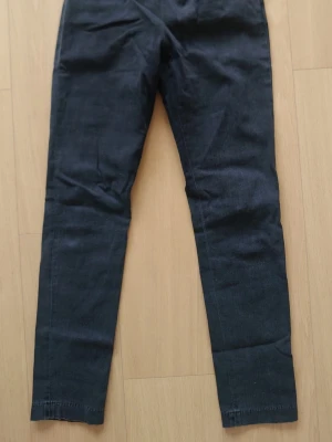Mörkgrå jeans från Acne Studios 29/32 - Säljer ett par mörkgrå jeans från Acne Studios. Klassisk rak passform med normal midja och diskret dragkedja bak. Jeansen är tillverkade i ett slitstarkt bomullsmaterial och har Acne-logga på bakfickan. Perfekta till en clean och stilren look.