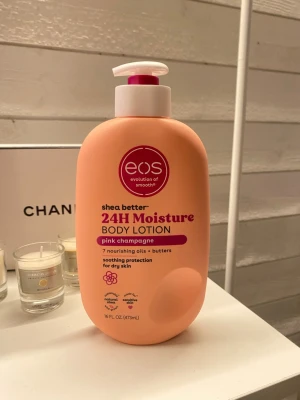 Eos bodylotion  - Bodylotion från Eos i doften pink champagne💓💓Enligt mig är det den här som luktar godast av alla dofter. Köpt i USA🫶🏼🫶🏼🫶🏼🇺🇸🇺🇸🇺🇸Oöppnad💓