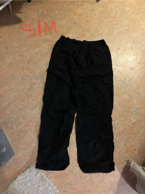 Svarta cargopants (Japan) - Svarta cargo pants köpta i Japan 2025, lite prassligt material. Använda 1-2 ggr