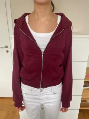 Vinröd hoodie / zip-tröja från 157  - Storlek XS. Hoodie med dragkedja perfekt basic som funkar till både jeans och mjukisbyxor. Mjuk och skön insida, superfin färg❣️                            Inprincip aldrig använd, nyskick – inga fläckar, noppor eller slitage.