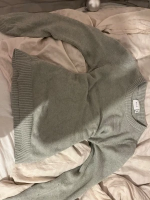 Ljusgrön stickad tröja från VILA - Mysig ljusgrön stickad tröja från VILA i storlek XS. Tröjan har rund halsringning, ribbade muddar vid ärmslut och nederkant samt lång ärm. Perfekt för lager på lager under kyliga dagar.
