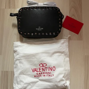 Valentino väska - Säljer min helt nya och oanvända valentinoväska då jag inte har kvar kvittot på den men den har inga som hälst defekter och papret i väskan är kvar,medföljer axelband,certifikat och valentino påse hör av er vid funderingar 💞