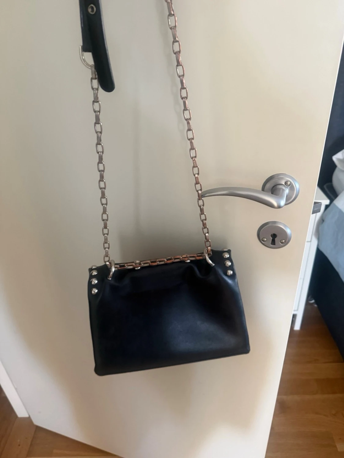 Svart axelväska med nitar från Replay - 3