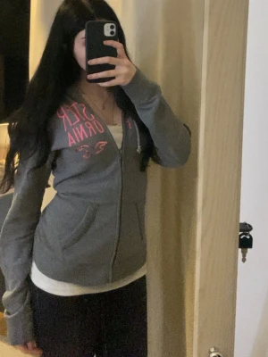 Grå och rosa hollister zip up  - Size L but fits smaller  Length: 62cm Waist. 44cm x2 