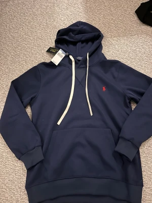Polo Ralph lauren, hoodie - Helt ny Ralph lauren hoodie som jag köpte i en butik i New York. 100% bomull och sjukt skön att ha på sig både med och utan T-shirt under. Fråga om mer bilder om du vill ha det.