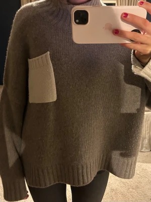 Tröja SoftGoat - Polotröja från SoftGoat! Köpt för ca 1 år sedan men inte använd särskilt mycket och väl omhändertagen, så i bra skick :) Storleken är XL men skulle säga att den är mer som en M (jag på bilden har ofta medium), så väldigt liten i storleken! Skulle inte säga att det går att jämför med en annan medium från SoftGoat då denna också är väldigt kort.