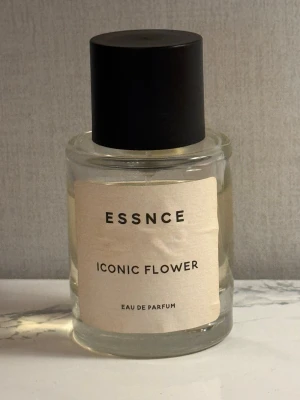 Essnce Iconic Flower EdP - Essnce ICONIC FLOWER som doftar som LEI BY BIANCA eller FLOWERBOMB från VICTOR & ROLF. En blommig och fruktig Eau de Parfym. För mängd se bild. Etiketten har varit fuktig. 