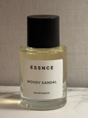 Woody Sandal Eau de Parfum -  Essnce WOODY SANDAL doftar som SANTAL 33 från LE LABO. En träig Eau de Parfym. För mängd se bild. 