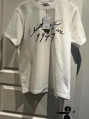 Polo Ralph Lauren T-shirt  - Tjena, säljer denna stilrena, efterfrågade och helt nya T-shirten från Polo Ralph Lauren. Riktigt utmärkt kvalitet och väldigt snygg som passar allt. Skriv gärna vid intresse och för mer information! Tveka inte på att skicka bud.