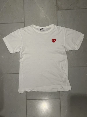 CDG PLAY T-shirt  - CDG PLAY T-SHIRT - STORLEK S - MINDRE PASSFORM - JÄTTEDÅLIGT SKICK - TIOTAL HÅL + MYCKET SLITAGE -> SÄLJS BILLIGT