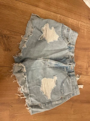 Ljusa denimshorts från Pull&Bear - Säljer ett par ljusblå denimshorts från Pull&Bear