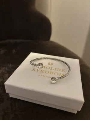 Caroline svedbom armband - Bilderna visar ett armband från Caroline Svedbom i silver! Säljer då jag inte använder silver💓