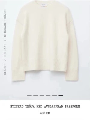 Vit stickad tröja med relaxed fit - Mysig vit stickad tröja från Arket med avslappnad passform. Tröjan har breda ribbade muddar vid ärmslut och nederkant samt rund halsringning. Perfekt att slänga på sig för en chill look.