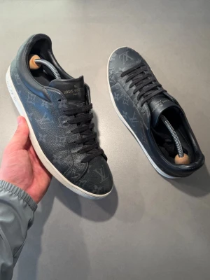 Louis Vuitton Skor  - ‼️VI TAR EJ BYTEN‼️ Louis Vuitton ”Luxembourg” sneaker | Skick: 8,5/10 | Storlek (7) motsvarar 41-42 EU | Enbart skorna ingår! | Fraktar inom 24H efter köp på köparens bekostnad 📦💨 | Hör av dig vid minsta fråga eller fundering 💭 