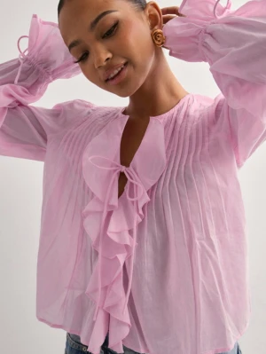 Rosa blus  - Fin oanvänd blus ifrån Nelly. 💕Har inga bilder på men vid fler mer personliga bilder så e de bara o skriva 