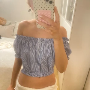 Blåvit randig offshoulder topp - Supersöt blå och vit randig off shoulder topp💙