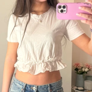 Vit croppad topp med volang från Zara - Supersöt vit croppad topp från Zara med volang.🩵🩵🩵