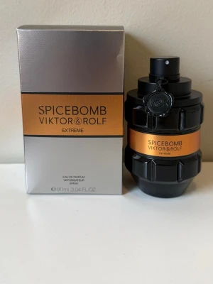 Spicebomb Extreme EdP 90ml - Spicebomb Extreme från Viktor & Rolf är en Eau de Parfum på 90 ml. Flaskan har en unik design och parfymen är tillverkad i Frankrike. Ingredienser inkluderar alkohol, parfym, vatten, etylhexyl salicylate, limonene, linalool, och flera andra doftämnen.