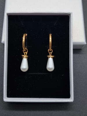 Handgjorda örhängen med pärldroppar  - Material-rostfritt stål. Stilrena örhängen inspirerade av Maria Nilsdotter. ☝️Vid köp ingår två extra berlocker som kan bytas ut, då själva hänget är ömtåligt och känsligt för stötar.