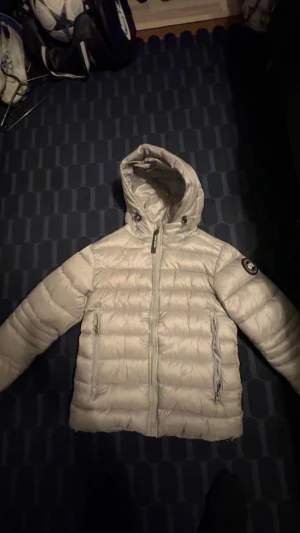 Canada Goose - Grå canada goose black label, jackan är riktigt fin och skön.