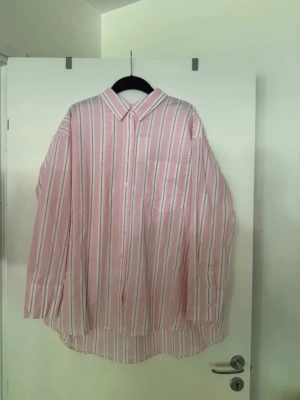 Randig skjorta rosa  - Storlek XL. Aldrig använd. 