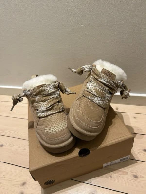 UGG Lowmel Chestnut Sneakers St. 38 - Storlek: 38 || Skick: 10/10 || Färg: Chestnut || Nypris: 1700-2000 kr, mitt pris= 1199 || Följ för liknande produkter✨||