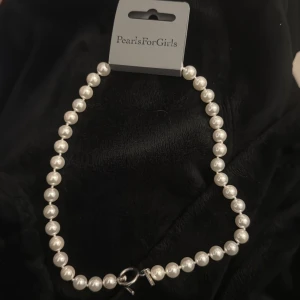 Pärlhalsband - Säljer ett classy pärlhalsband. 42cm lång. Oanvänd. Nypris c 300
