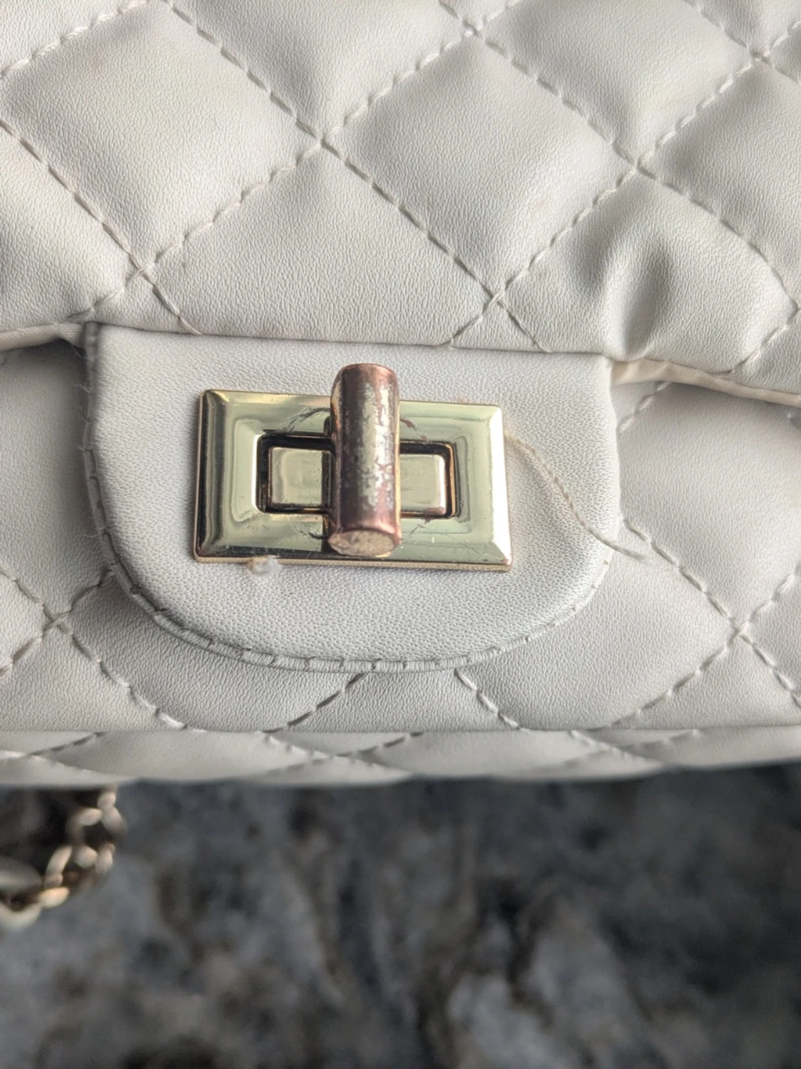 Vit quiltad axelväska med kedja - 2