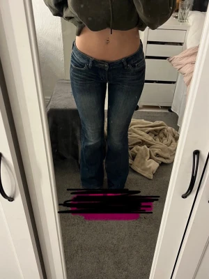 Jeans - Lågmidjade bootcut jeans, tror märket heter skin eller esprit. Har sytt om dom som syns på de sista 2 bilderna Storlek 27/32 men de är ganska korta skulle säga att de passar nån som är runt 160cm. De är målade lite på insidan oxå då jag tänkte sy in dom men gjorde aldrig det. Syns inte alls utifrån såklart.
