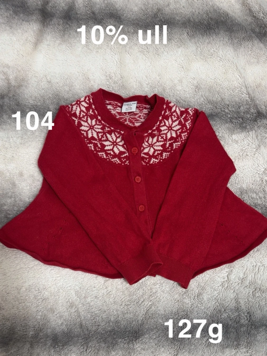 Röd kofta med snöflingemönster